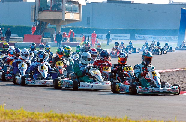 Ifj. Oláh Gyárfás (96) vezeti a nemzetközi Rok mezőnyt a 2004-es lonatói döntőben.